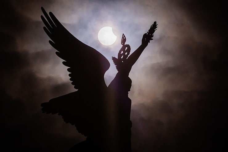 Partielle Sonnenfinsternis über der Siegessäule in Berlin - © Christoph Soeder/dpa