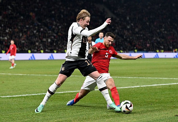 Mehrere Zehntausend türkische Fans hatten ihre Mannschaft um Salih Özcan (r) beim 3:2 gegen die DFB-Elf in Berlin unterstützt. - © Federico Gambarini/dpa