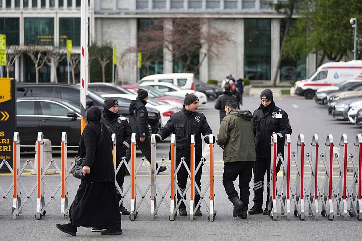 Nach der Festnahme Imamoglus wurden auch Straßen in Istanbul gesperrt. - © Francisco Seco/AP/dpa
