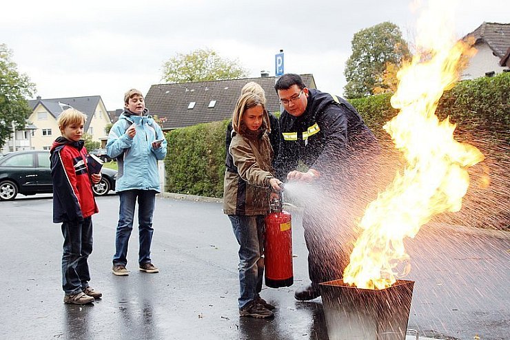 Unter Anleitung von Thorsten Senft löscht Hannah Meyer in eienr Übung das Feuer. - © Foto: Gocke