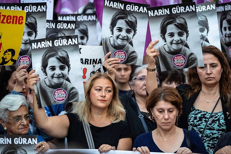 Der Tod der achtjährigen Narin erschüttert die Türkei, Menschen demonstrieren deswegen (Foto aktuell). - © Onur Dogman/SOPA Images via ZUMA Press Wire/dpa