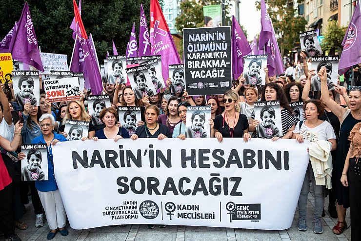 Der Tod der achtjährigen Narin erschüttert die Türkei, Menschen demonstrieren deswegen (Foto aktuell). - © Onur Dogman/SOPA Images via ZUMA Press Wire/dpa