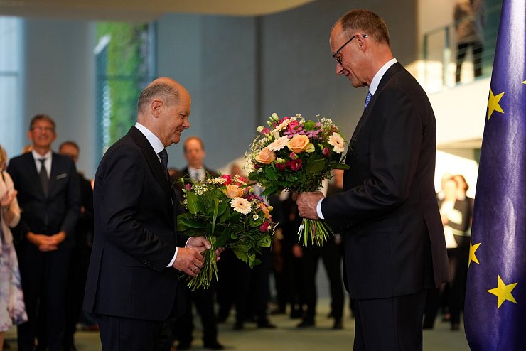 Das Kanzleramt hat SPD-Mann Scholz an seinen CDU-Nachfolger Merz übergeben - einfacher Abgeordneter bleibt er. (Archivbild) - © Michael Kappeler/dpa