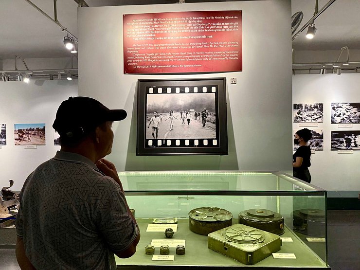 «Napalm Girl»: Die Fotografie von Pulitzer-Preisträger Nick Ut ist weltberühmt und ist im Kriegsmuseum von Ho-Chi-Minh-Stadt ausgestellt. - © Carola Frentzen/dpa