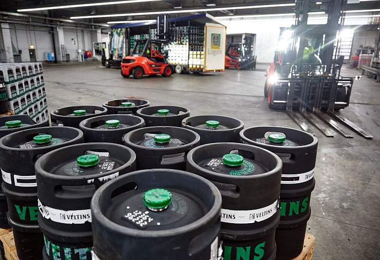Veltins hebt auch bei Fassbier die Preise zum Herbst hin an. (Archivbild) - © Bernd Thissen/dpa