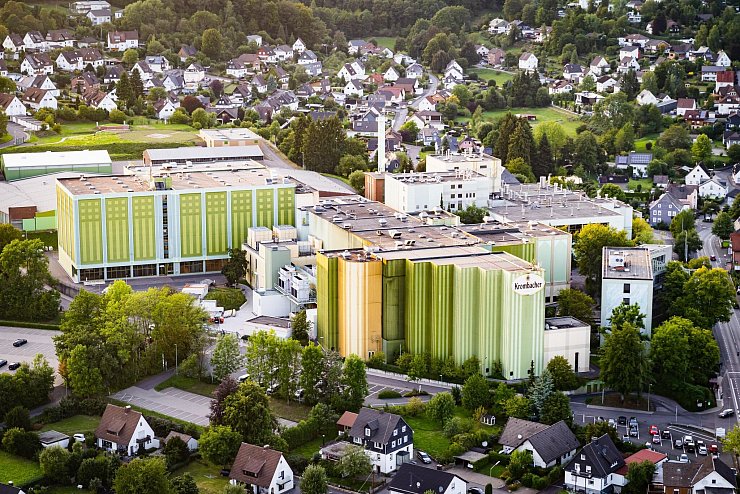 Krombacher hebt die Preise für Flaschenbier und für Fassbier zum Herbst hin an. (Archivbild) - © Matthias Schaefer/Krombacher/dpa