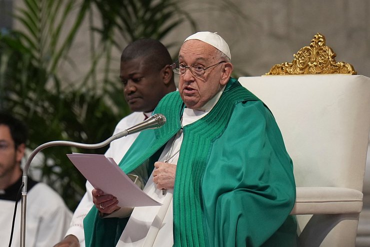 Papst Franziskus hat eine Untersuchung des Völkermordvorwurfs gegen Israel wegen der Kriegsführung im Gazastreifen gefordert. - © Alessandra Tarantino/AP/dpa