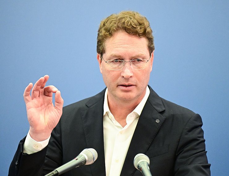 Vorstandschef Ola Källenius bekräftigt die Jahresprognose des Autobauers. (Foto-Archiv) - © Bernd Weißbrod/dpa