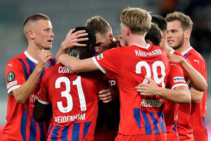 Die Spieler des 1. FC Heidenheim freuen sich über den Führungstreffer - © Petros Karadjias/AP