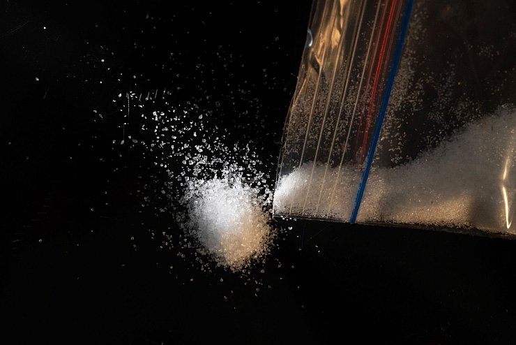 Forschungschemikalien können als Pulver, Flüssigkeiten oder Tabletten vorkommen. (Symbolbild) - © Marijan Murat/dpa