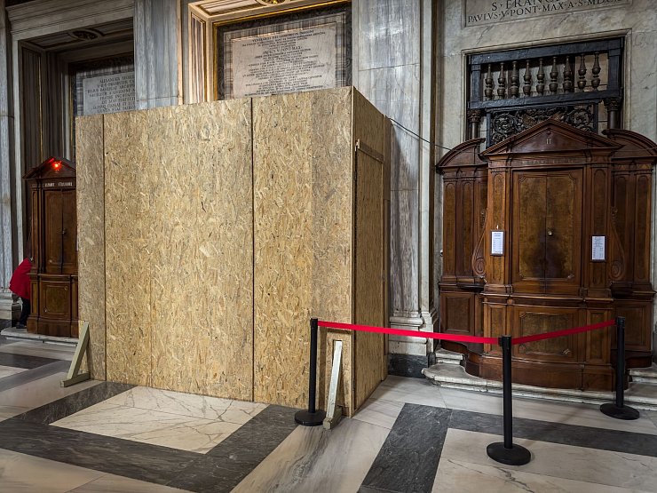 Das Grab wird noch von Sperrholzplatten verdeckt. - © Oliver Weiken/dpa