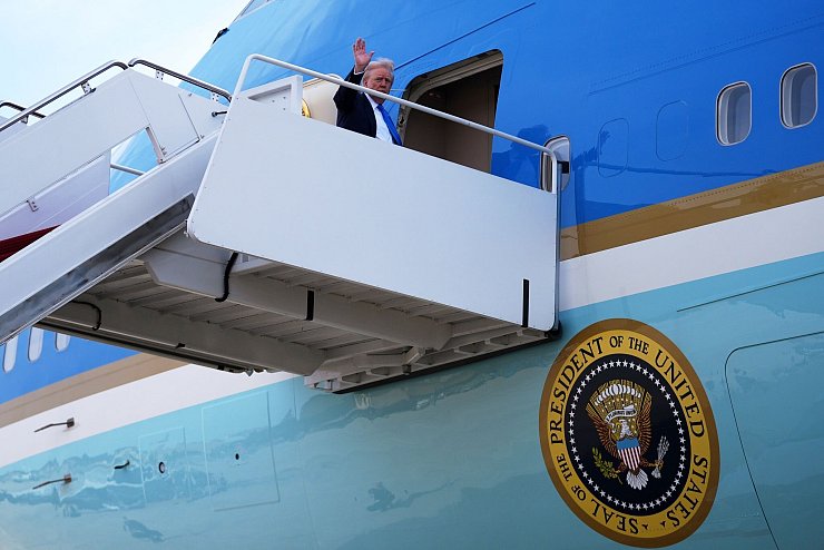 Für Donald Trump ist es die erste Auslandsreise seit der Rückkehr ins Weiße Haus. - © Evan Vucci/AP/dpa