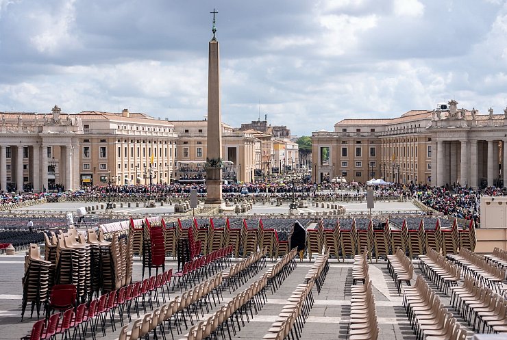 Auf dem Petersplatz laufen die Vorbereitungen für das große Requiem. - © Michael Kappeler/dpa