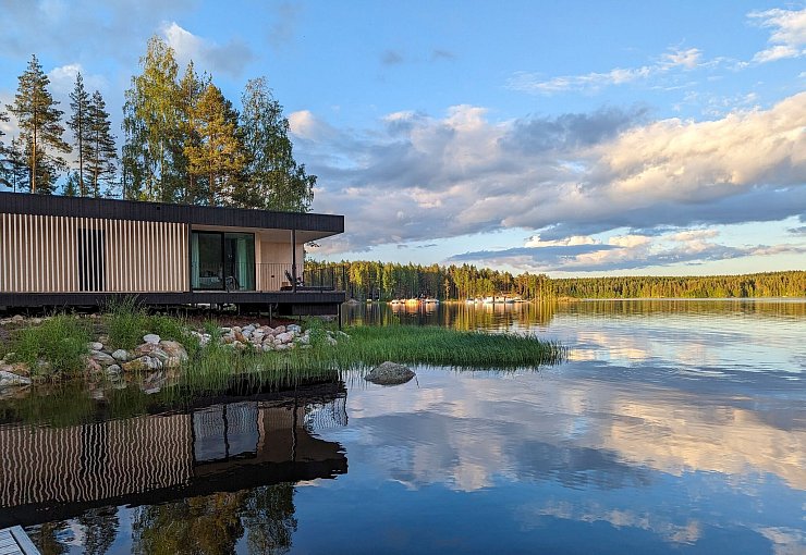 Das «Sahanlahti Resort» liegt unweit von Puumala idyllisch am Lahdensalmi. - © Francoise Hauser/dpa-tmn
