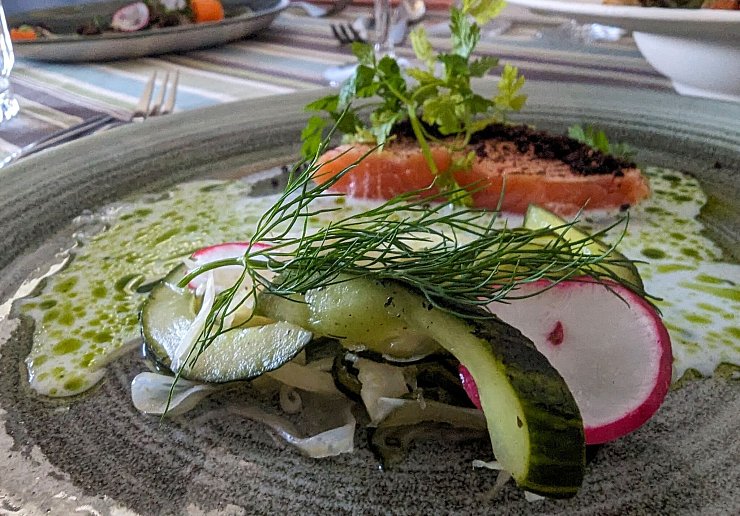 Auf der Speisekarte des Restaurants «Koskivahti» im «Sahanlahti Resort» stehen konsequent lokale Zutaten: Regenbogenforelle, Gans, Kartoffeln, Steinpilze, Johannisbeeren, Kohl und Gurken. - © Francoise Hauser/dpa-tmn