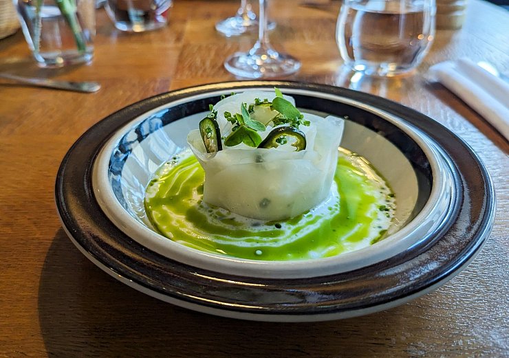 Kohlrabi mit Minze-Sauerrahmschaum und Jalapeño-Pfeffer, kredenzt im Restaurant «Wolkoff» in Lappeenranta. - © Francoise Hauser/dpa-tmn
