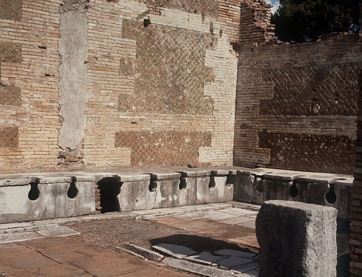 Die alten Römer saßen oft Schulter an Schulter, um ihr Geschäft zu verrichten. (Archivbild) - © Kurt Rohwedder/dpa