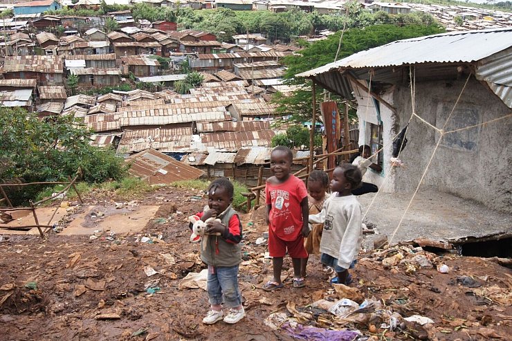 Gerade Kinder in armen Regionen der Welt werden wegen fehlender Sanitäranlagen häufig krank. (Archivbild) - © picture alliance / dpa