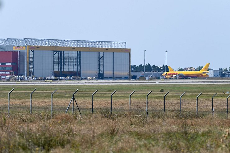 «Als Reaktion auf die laufenden Ermittlungen von Behörden in mehreren Ländern hat DHL Express in allen europäischen Ländern Maßnahmen ergriffen, um sein Netzwerk, seine Mitarbeitenden und Einrichtungen sowie die Sendungen seiner Kunden zu schützen», sagte eine DHL-Sprecherin Ende August. (Archivfoto) - © Heiko Rebsch/dpa