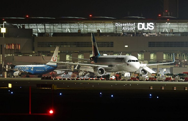 Flugzeuge am Boden: Wegen eines Warnstreiks fielen etwa hier am Düsseldorfer Flughafen am Montag zahlreiche Flüge aus. - © Christoph Reichwein/dpa