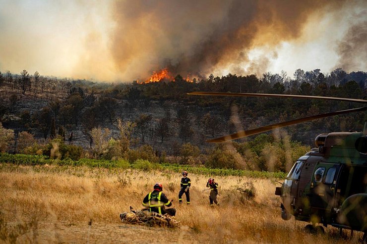 In nur wenigen Stunden hatte sich der Brand enorm ausgebreitet. (Archivbild) - © Uncredited/Securite Civile via AP/dpa