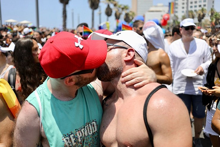 Auf Gay-Pride-Paraden protestieren die Teilnehmer gegen Diskriminierung. - © Ilia Yefimovich/dpa
