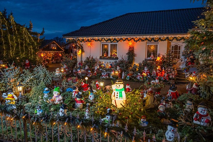 Lichterketten, Leuchtsterne sowie Hunderte Weihnachts- und Schneemänner können Besucher im Hof von Gisela Liebsch und Gerd Mörl im brandenburgischen Straupitz bewundern. - © Patrick Pleul/dpa