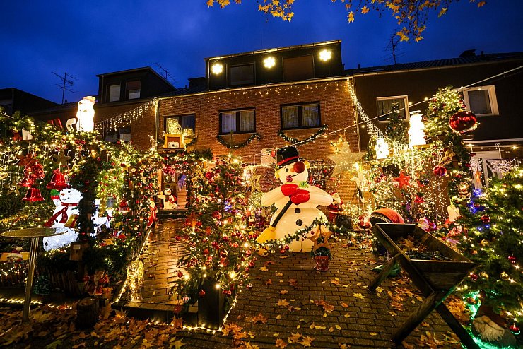 300 Liter Glühwein hat Dirk van Acken aus Oberhausen geordert - Hunderte Würstchen und 50 Kästen Bier. - © Christoph Reichwein/dpa