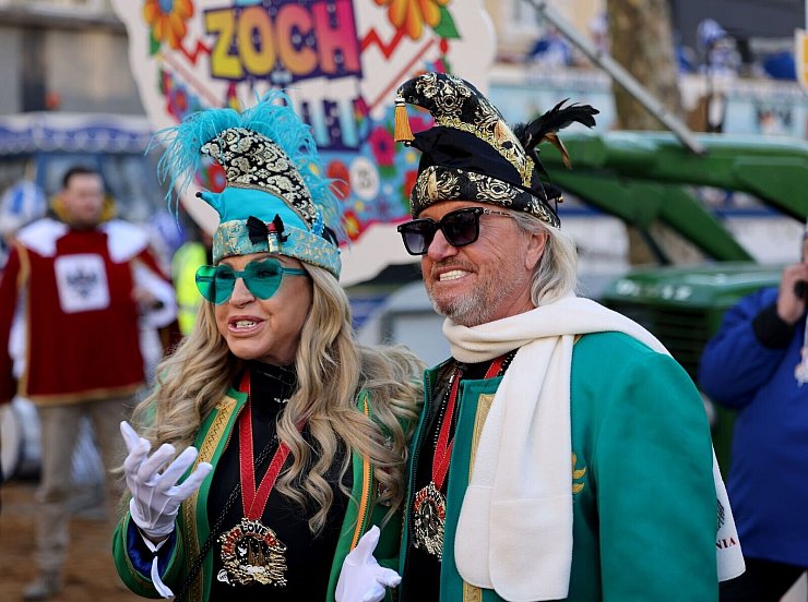 Die «Geissens» fahren erstmals im Kölner Rosenmontagszug mit. - © Oliver Berg/dpa
