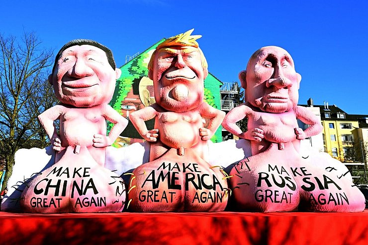Auf einem der Düsseldorfer Rosenmontagswagen stellen Trump, Putin und Xi ihre Manneskraft zur Schau. - © Federico Gambarini/dpa