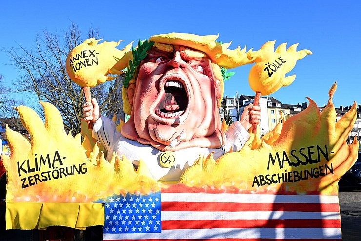 US-Präsident Donald Trump sind allein im Düsseldorfer Rosenmontagszug drei Wagen gewidmet. - © Federico Gambarini/dpa