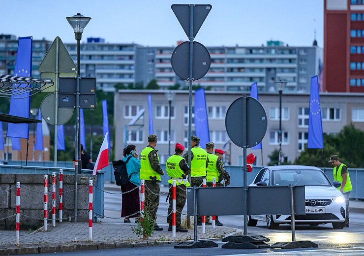 Jetzt wird auf beiden Seiten der Grenze kontrolliert. - © Patrick Pleul/dpa