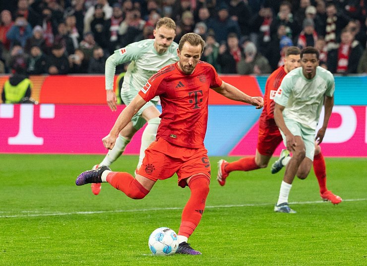 Harry Kane bei seinem 29. Elfmeter-Tor nacheinander zum 3:0-Endstand gegen Werder. - © Magdalena Henkel/dpa