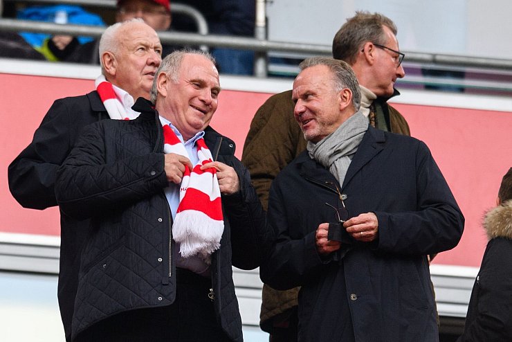 Uli Hoeneß (l) und Karl-Heinz Rummenigge (r) und haben Spaß. - © Matthias Balk/dpa