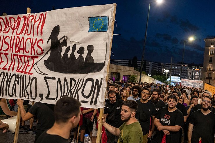 Griechenland ist eines der Hauptzielländer von Migranten, die mit Schleuserbooten nach Europa gelangen wollen. Dabei kommt es immer wieder vor, dass Boote im Mittelmeer kentern und Geflüchtete sterben. (Archivbild) - © Petros Giannakouris/AP/dpa