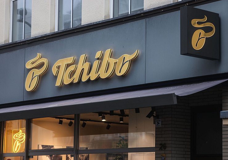 Tchibo erhöhte zuletzt erneut die Preise. - © Oliver Berg/dpa