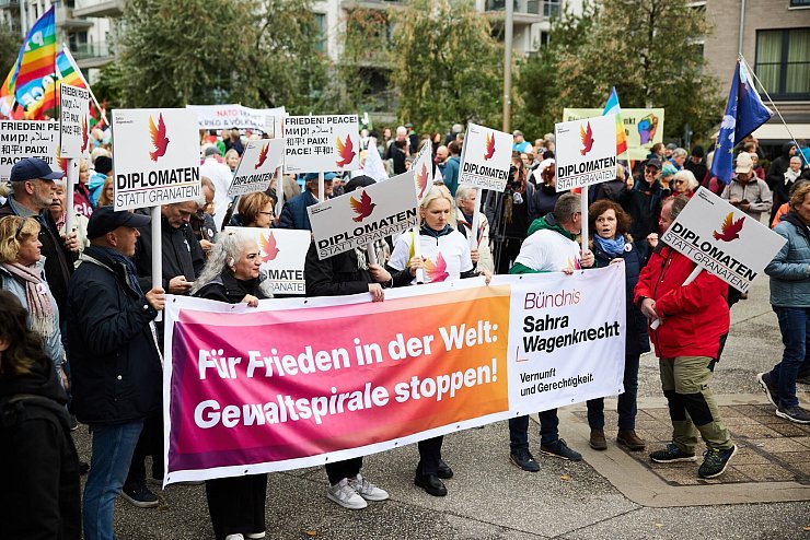 Bereits am frühen Samstagnachmittag sind einige Tausend Demonstranten gestartet, um in Berlin für Frieden zu demonstrieren. - © Jörg Carstensen/dpa