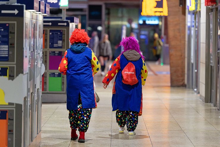 Kölle Allaaf um sieben Uhr: Zum 11.11. mischen sich so manche Clowns unter die Pendler am Kölner Hauptbahnhof. - © Henning Kaiser/dpa