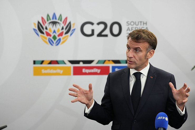 Emmanuel Macron äußerte sich zu militärischen Sicherheitsgarantien. (Archivbild) - © Thibault Camus/AP/dpa