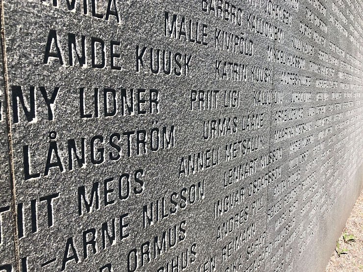 Am Estonia-Denkmal in Stockholm wird der 852 Todesopfer gedacht. (Archivfoto) - © Steffen Trumpf/dpa