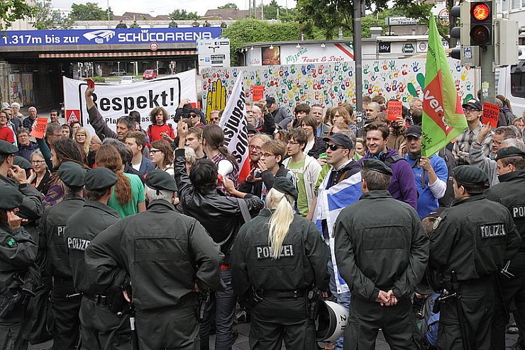 Zahlreiche Bielefelder kamen zum Kronenplatz, um zu zeigen, was sie von der NPD-Kundgebung halten. - © FOTO: STEFAN BOSCHER