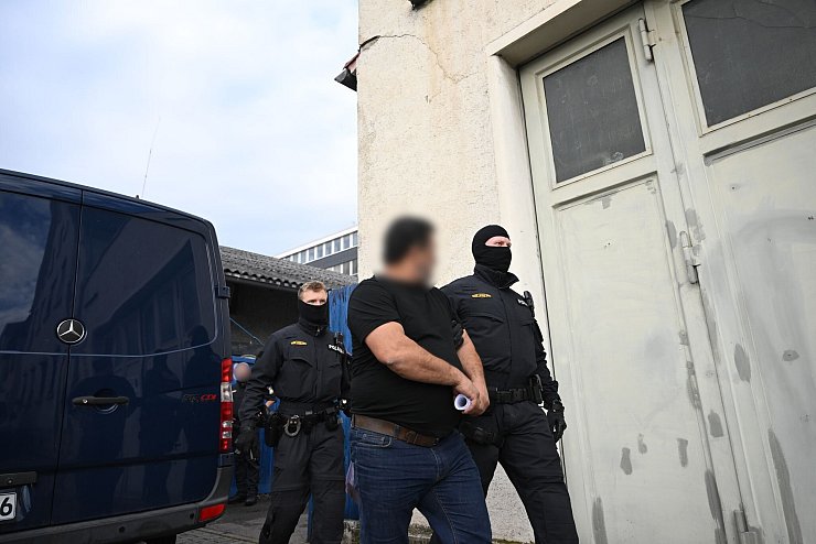 Ein Verdächtiger wird abgeführt. - © Marijan Murat/dpa