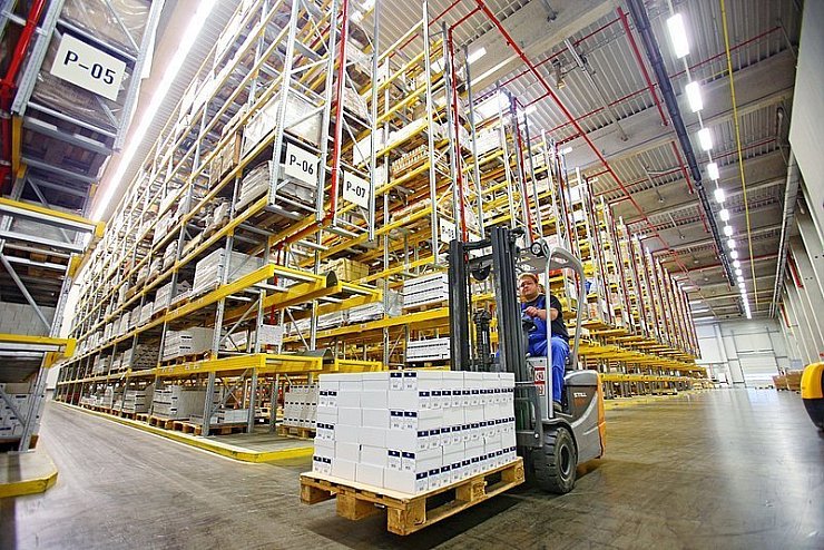 Große Lagerkapazitäten: Wareneingangsmitarbeiter Pascal Runge rangiert mit dem Gabelstapler in der Dresselhaus-Niederlassung in Lieme. Diese soll als "Handelszentrum" ausgebaut werden. - © Foto: Gerstendorf-Welle