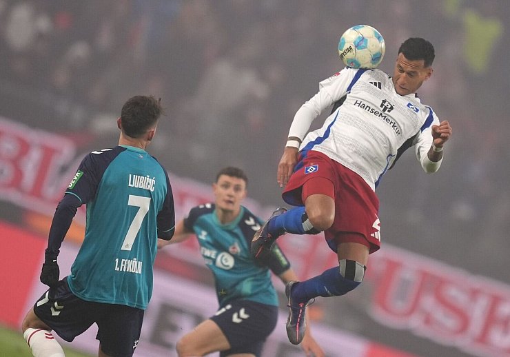Kam gegen seinen Ex-Verein nur selten zu Chancen: HSV-Stürmer Davie Selke. - © Marcus Brandt/dpa