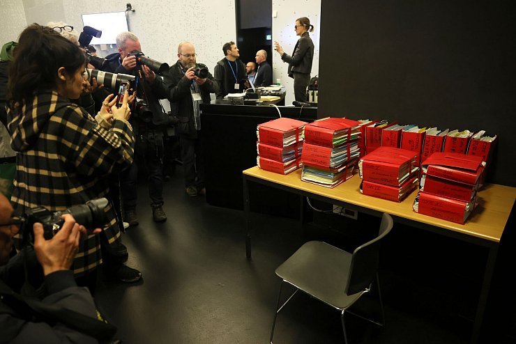 Der Prozess ist das bislang wohl größte Verfahren um Kindesmissbrauch in Frankreich. - © Thomas Padilla/AP/dpa