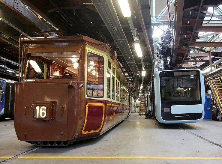 Ein Schwebebahnwagen der aktuellen Baureihe steht in der Wagenhalle neben dem «Kaiserwagen», der im kommenden Jahr wieder für Sonderfahrten zur Verfügung stehen soll. (Archivbild) - © Roland Weihrauch/dpa