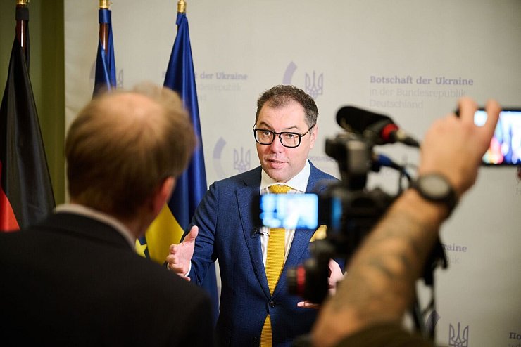 Botschafter Makeiev möchte, dass die deutschen Parteien sein Land uneingeschränkt unterstützen. - © Annette Riedl/dpa