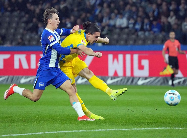 Braunschweigs Rayan Philippe (r). kam über das Konterspiel gefährlich vor das Hertha-Tor. - © Soeren Stache/dpa
