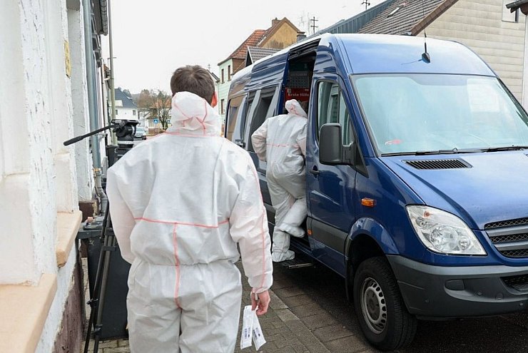 Die Spurensicherung der Polizei ist im Einsatz. - © Brandon Lee Posse/dpa