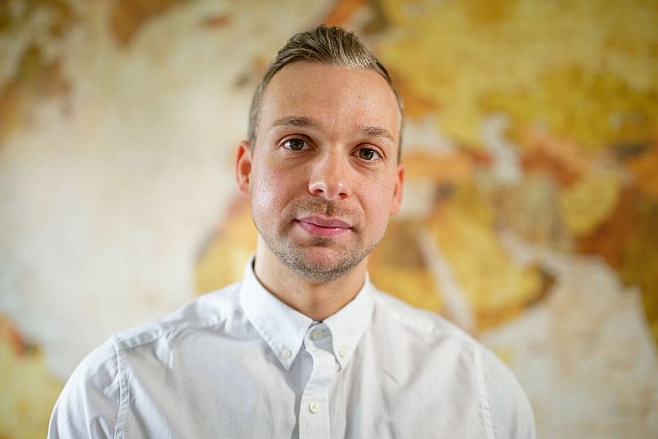 Der junge Mann arbeitet in einem Wissenschaftsverlag im Logistikbereich. - © Uwe Anspach/dpa